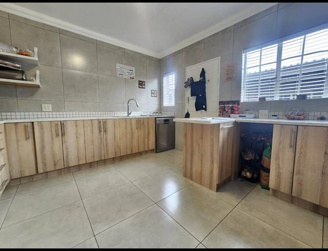 3 BEDROOM TOWNHOUSE FOR SALE IN BRACKENHURST